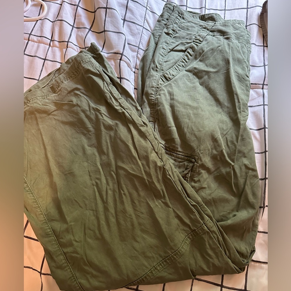 American eagle cargo pants 
size 8
light weight